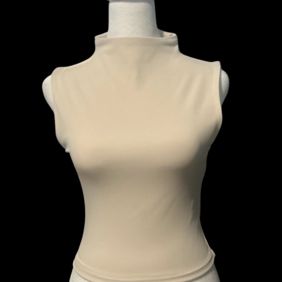 Express Body Contour High Compression Mock Neck Cropped Tank - Picture 2 of 6